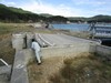 石巻市大谷川橋梁(津波の影響で床版が大きくズレている様子がわかります。)